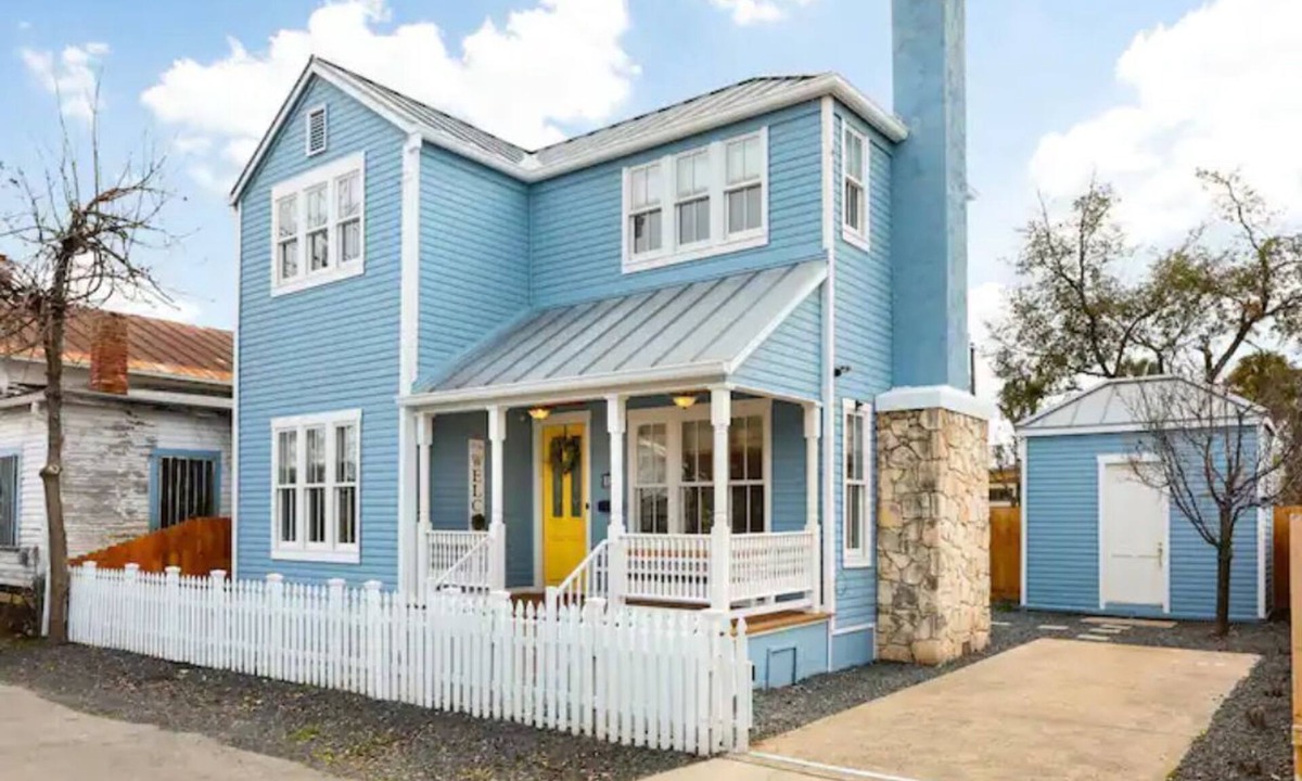 Southtown House | Cozy 2BR Home Near River Walk & Alamo w/Hot tub, Fire Pit & Deck