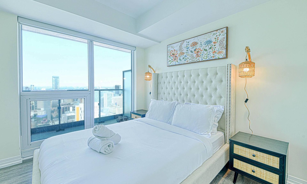 Church and Wellesley Hotel | Cozy 2BR Retreat with Sofa Bed. Easy Access to Downtown!