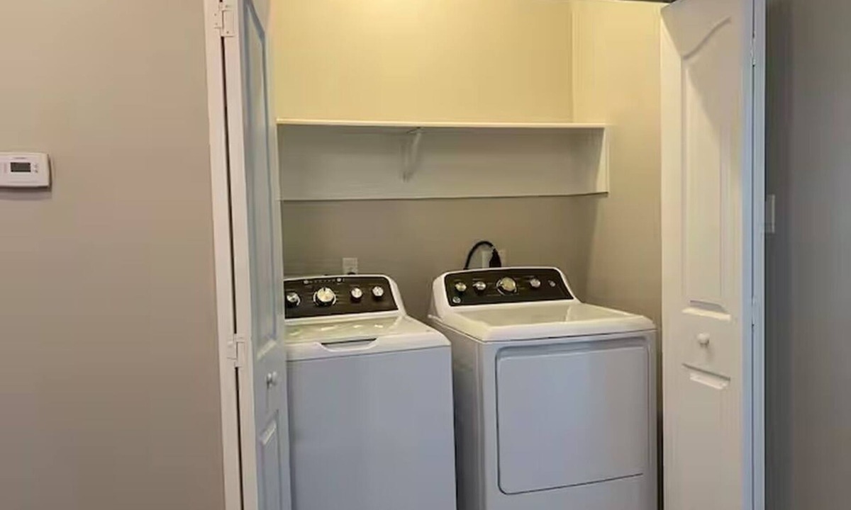 Humble House | Cozy 2BR Townhome in Peaceful Humble Fast WiFi & AC A