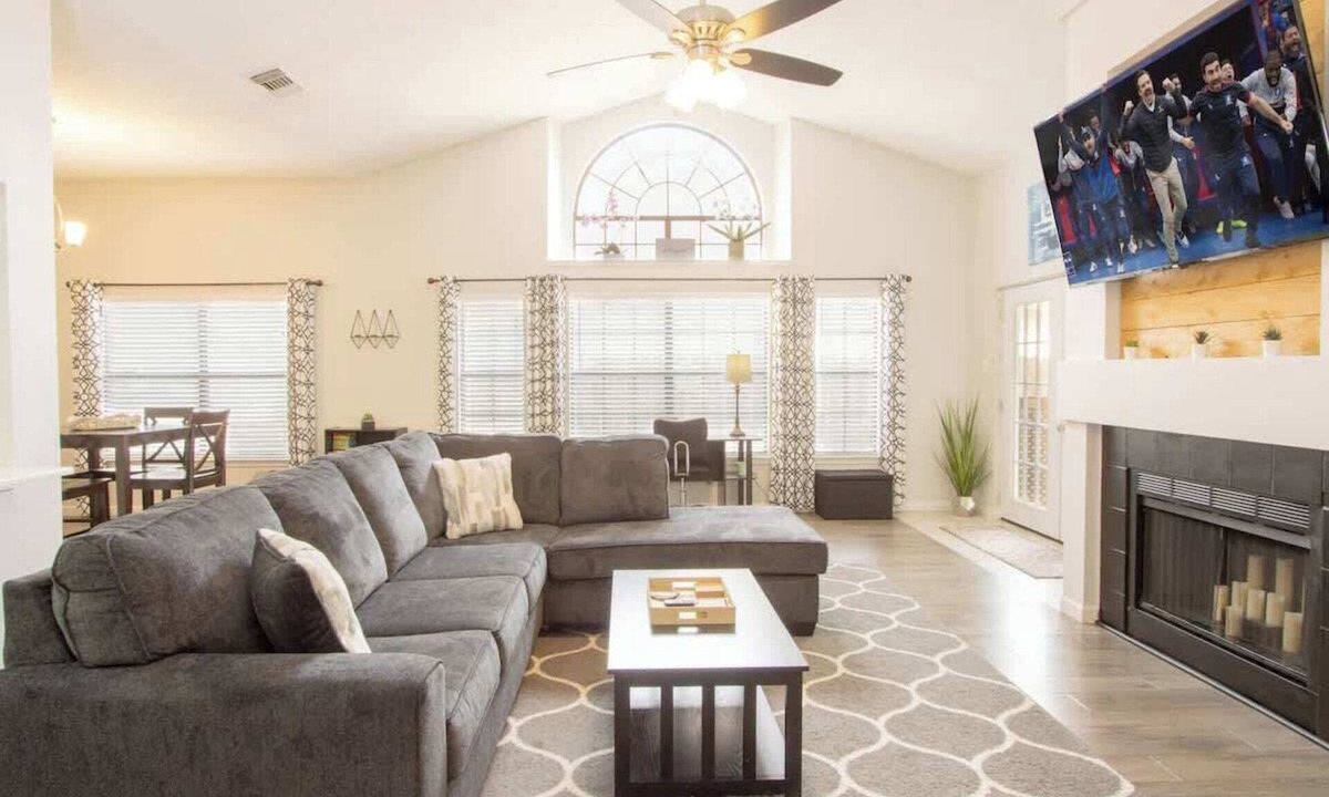 Parkwood House | Cozy 3/2 Stylish home great for families