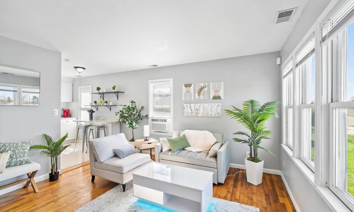 Grosse Pointe Apartment | Cozy 3 bed 14 minutes from downtown!