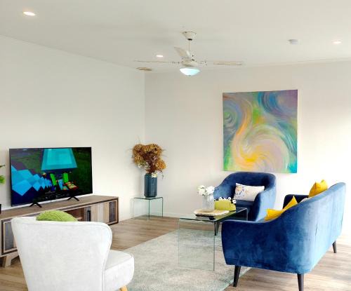 Kelston Villa | Cozy 3-Bed Home with Backyard near LynnMall