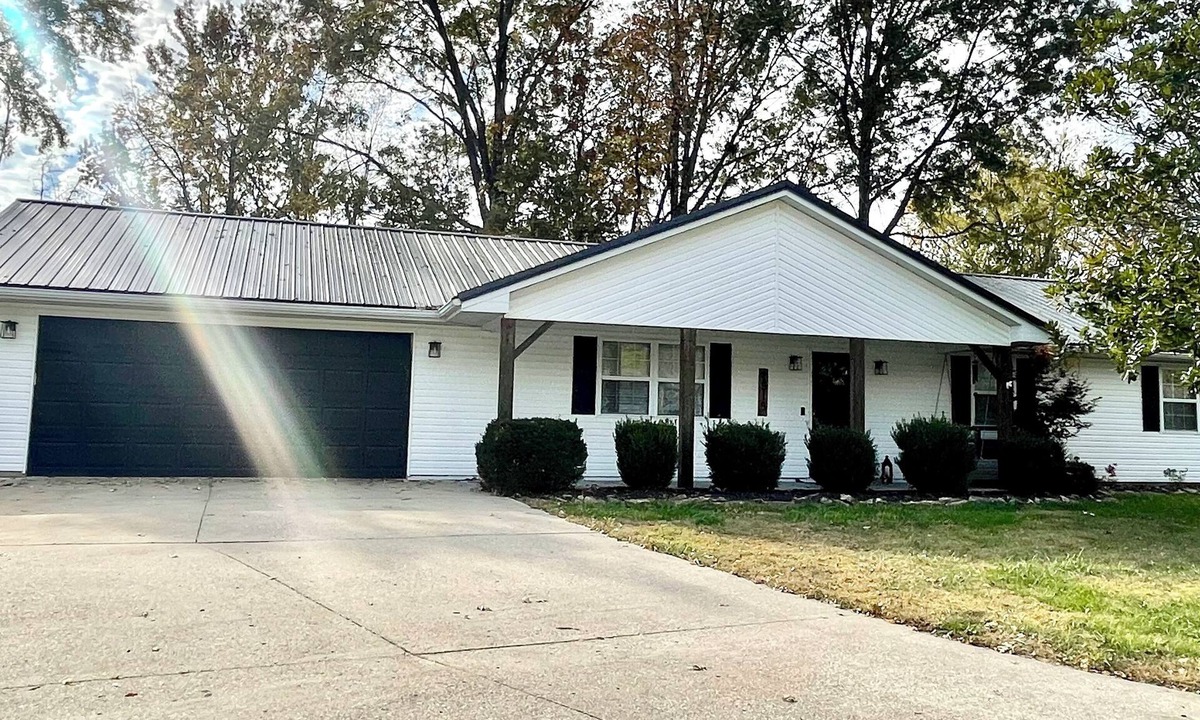 Marion House | Cozy 3-Bedroom, 2 bath Getaway in the Heart of Marion, Illinois