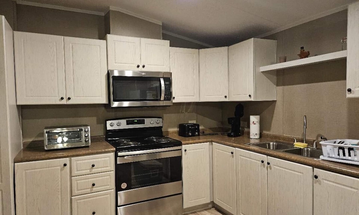 Shiner House | Cozy 3-bedroom 2-bath house in beautiful Shiner with AC close to everything.