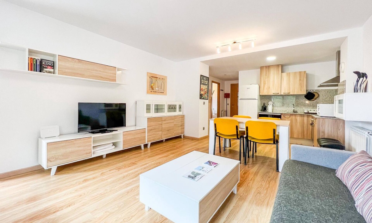Arinsal Apartment | Cozy 3-Bedroom Apartment in Arinsal with Parking