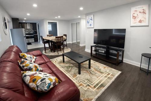 Mount Pleasant Apartment | Cozy 3 Bedroom Basement Suite in Caledon with Private Access, Full Kitchen, WiFi, Laundry and Basketball Court - 5 Min to Brampton - Great for Families & Long Stays!