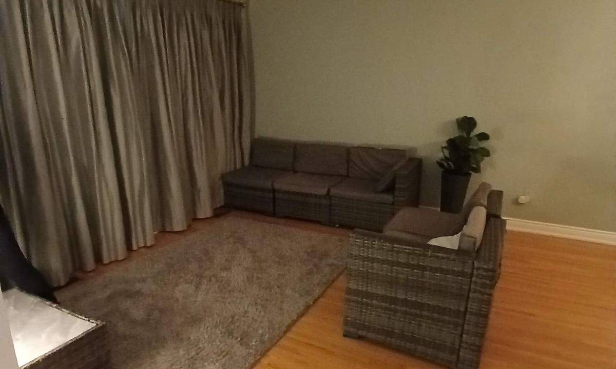 West Oakville House | Cozy 3 bedroom Bungalow with Bright Basement suit.