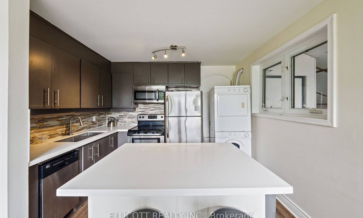 Aurora House | Cozy 3-bedroom bungalow in charming Aurora with AC, WiFi