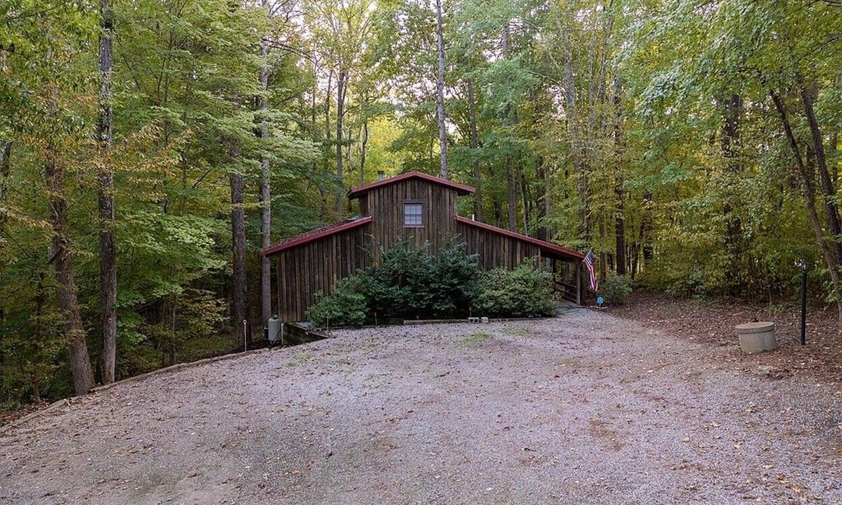 Clarksville Cabin | Cozy 3-bedroom cabin with private dock