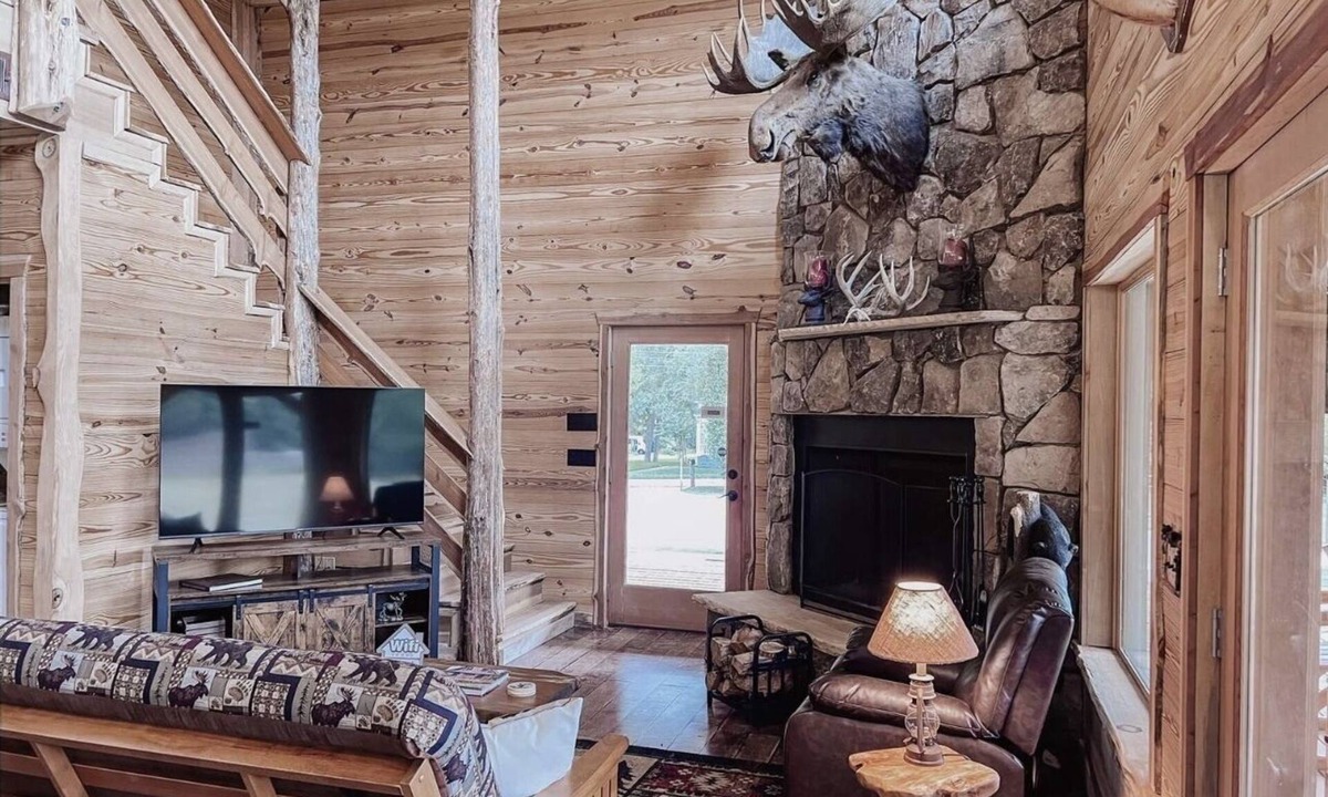 Covington Cabin | Cozy 3 Bedroom Cabin with Fireplace