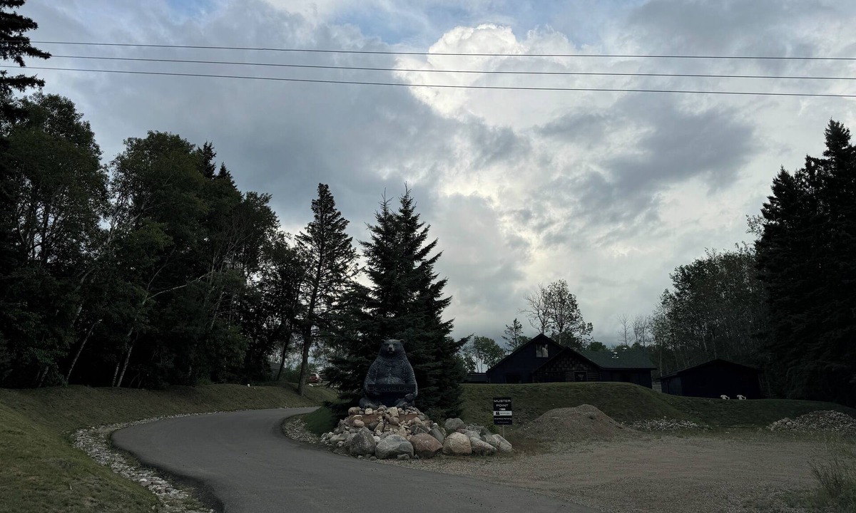 Wasagaming Cabin | Cozy 3-bedroom cabin with WiFi, hot tub and fire pit!