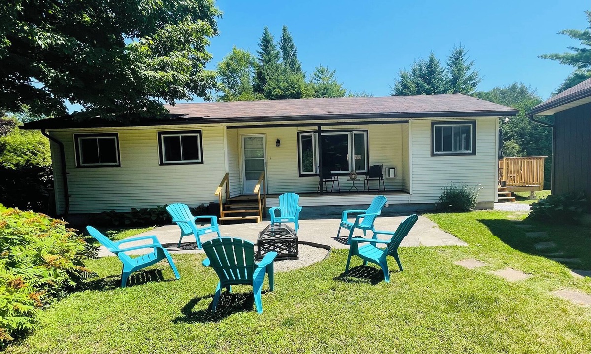 Point Clark Cottage | Cozy 3 Bedroom Cottage in Beautiful Point Clark