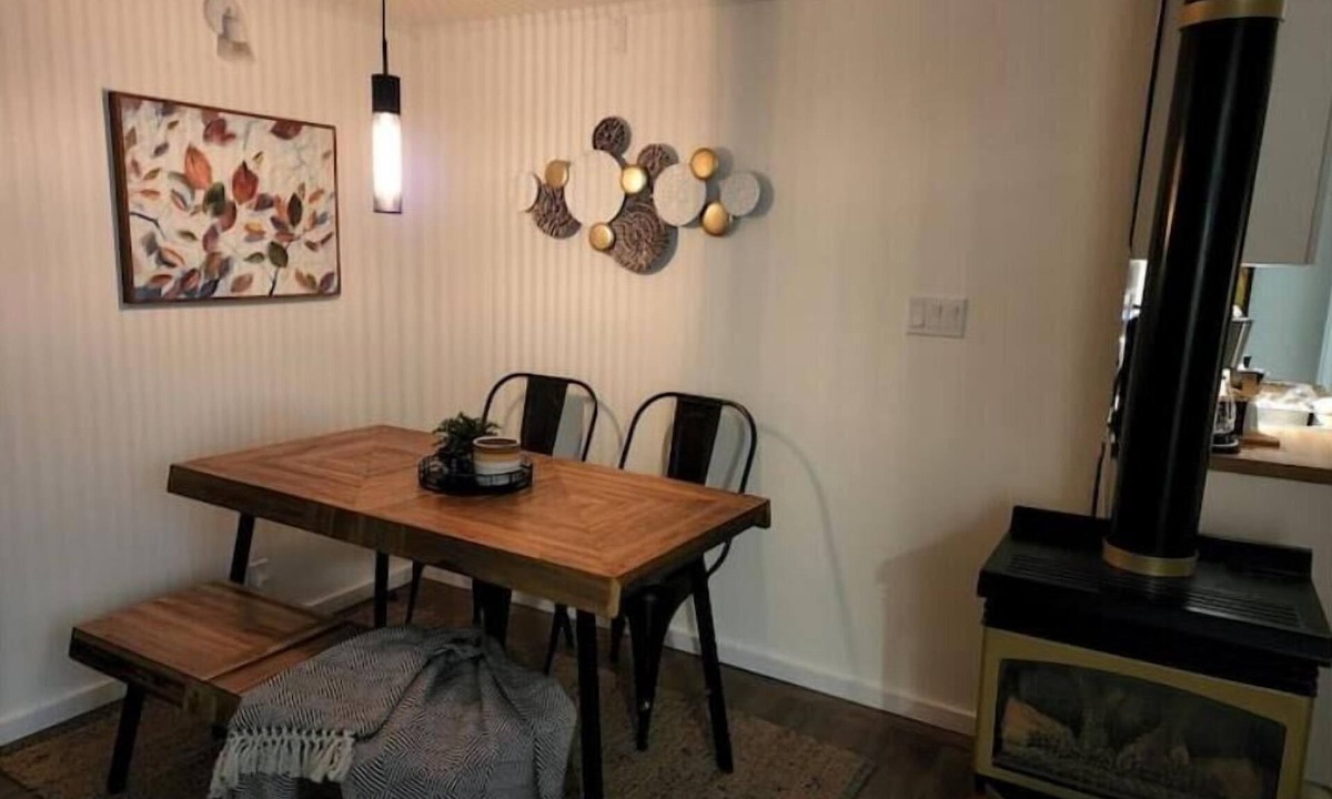 Alcona Cottage | Cozy 3 Bedroom cottage near Lake Simcoe