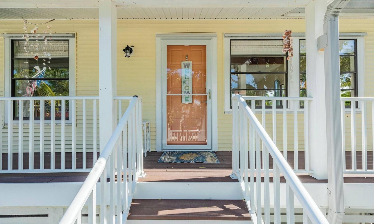 Sanibel Cottage | Cozy 3-bedroom cottage in beautiful Sanibel with AC, WiFi, and private deck