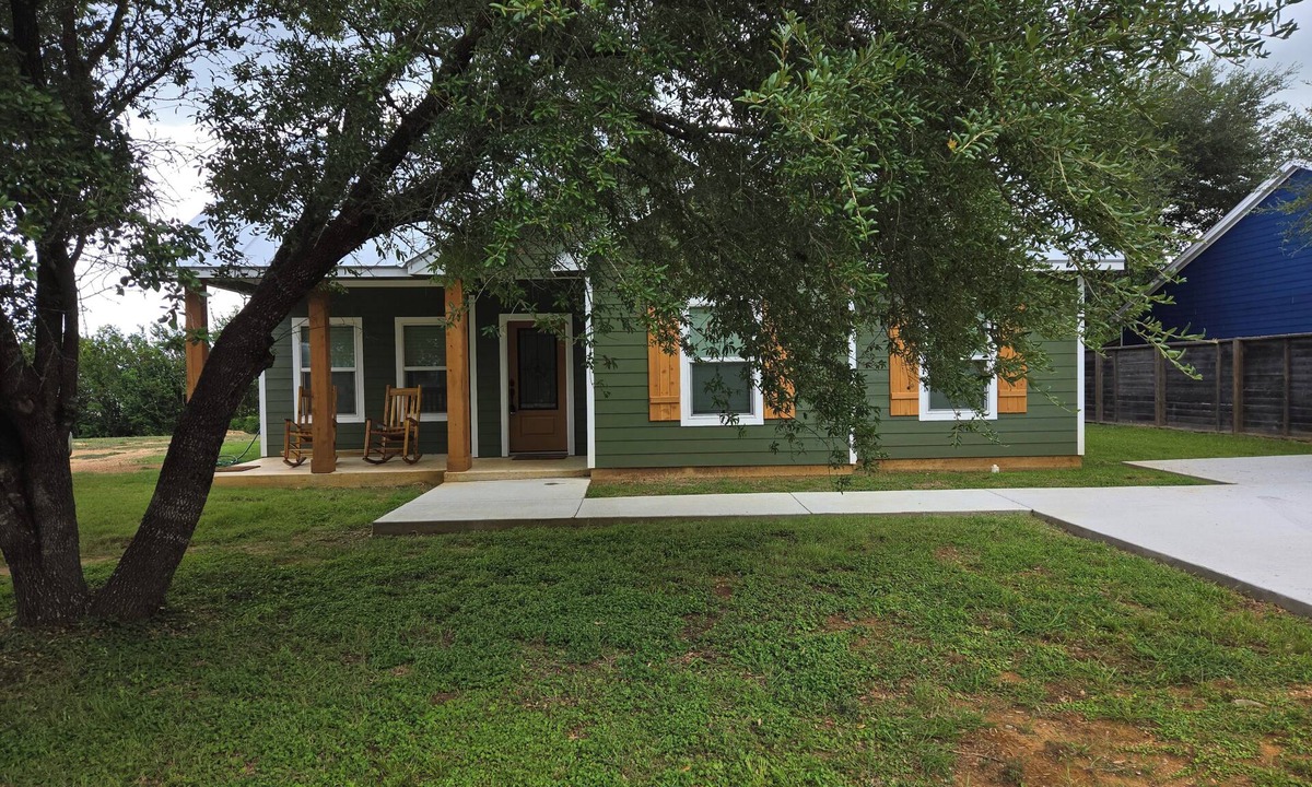 Lexington Cottage | Cozy 3 bedroom country cottage in peaceful Lexington, TX