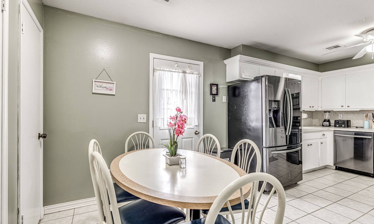 South Oklahoma City House | COZY 3 BEDROOM HOUSE NEAR WILL ROGERS INTERNATIONAL AIRPORT AND DOWNTOWN OKC