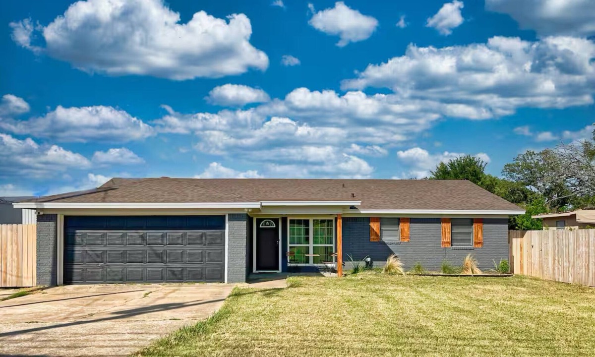 Waco House | Cozy 3-bedroom home - 12 min to downtown - Fenced yard and fire pit