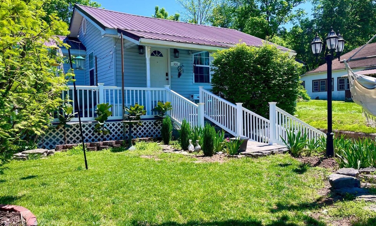 Noel House | Cozy 3 Bedroom Home walking distance to Shadow Lake Nightclub and Elk River!