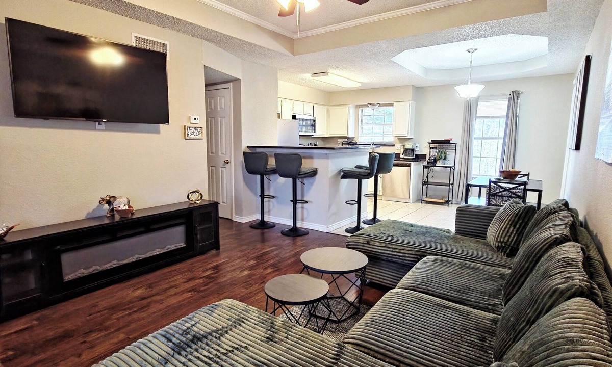 Crandall House | Cozy 3-bedroom house with in Crandall 30 day min stay required