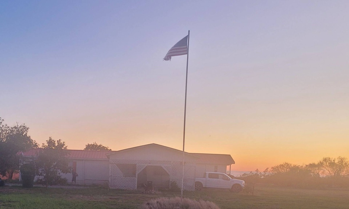 Odell House | Cozy 3-bedroom mobile home with WiFi, AC, game room just outside of Eldorado.