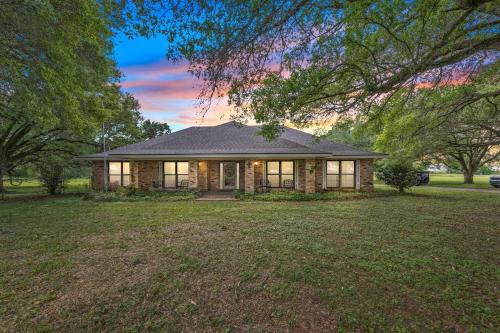 Broussard House | Cozy 3-Bedroom Ranch Near Lafayette Dining