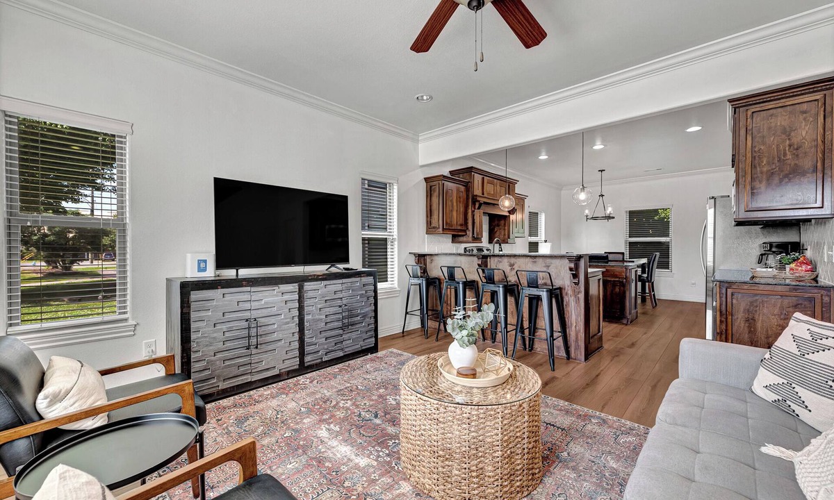 Fayetteville House | Cozy 3-bedroom Townhouse, Walk to Razorback Games! 3 Parking spots!n