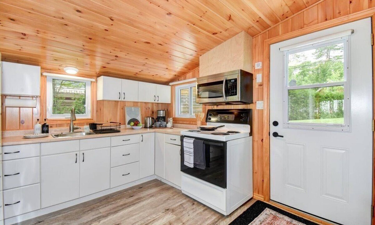 Havelock-Belmont-Methuen Cottage | Cozy 3-Bedroom Waterfront Cottage with Water Sports & Stunning Sunsets