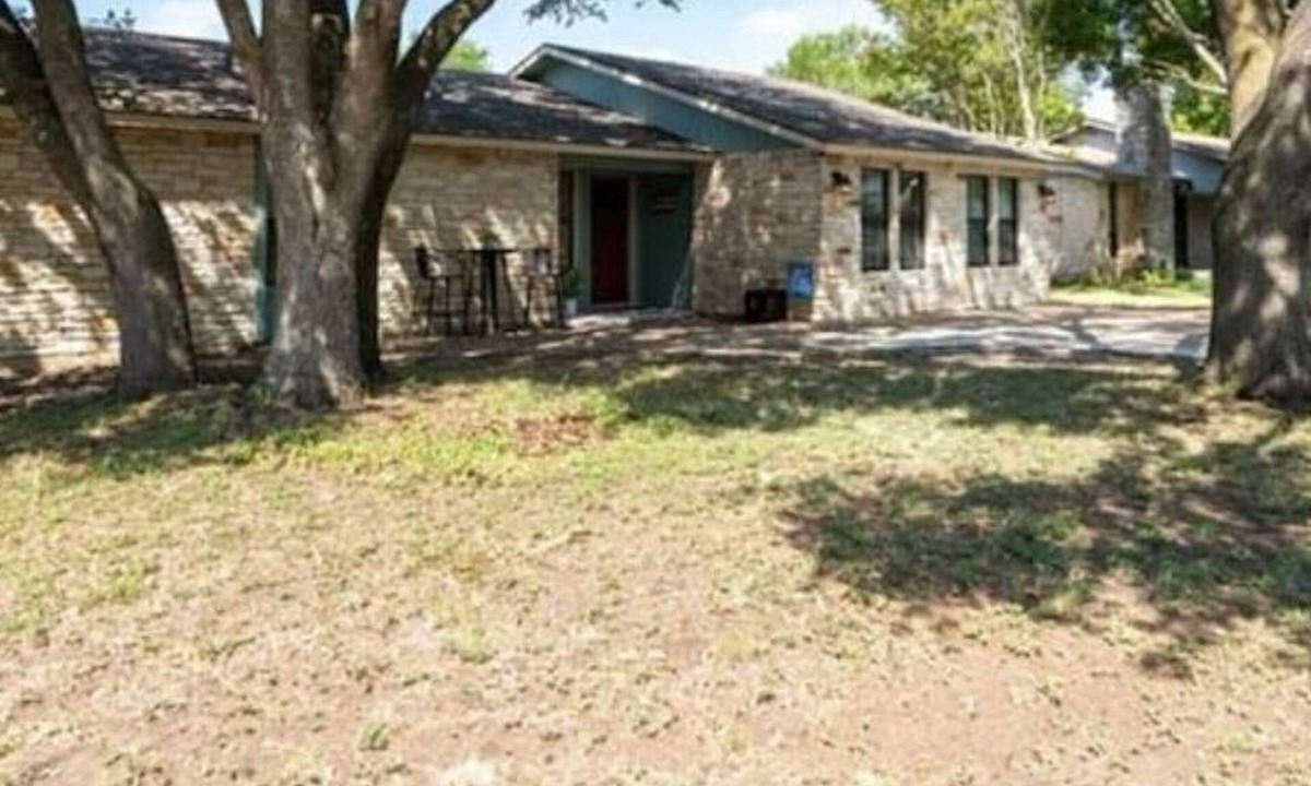 Taylor House | Cozy 3 BR + screened porch & FP