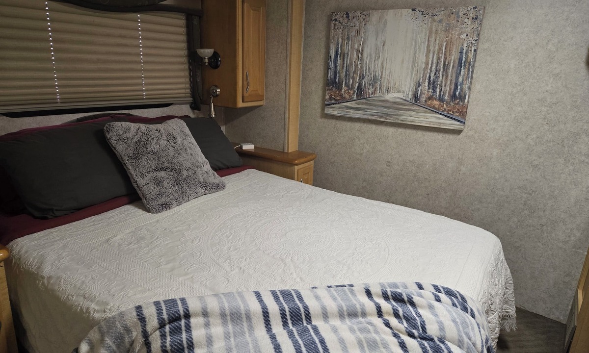 Millersview House | Cozy 38 foot RV minutes from Lake Ivie with boat parking/plug