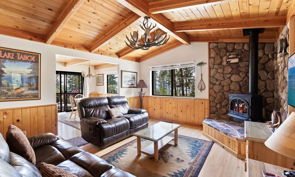 Tahoe Vista House | Cozy 3BDR - 1 Minute to the Beach!