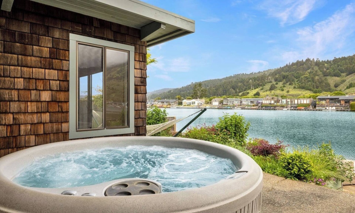 Stinson Beach House | Cozy 3BR by the lagoon w/hot tub