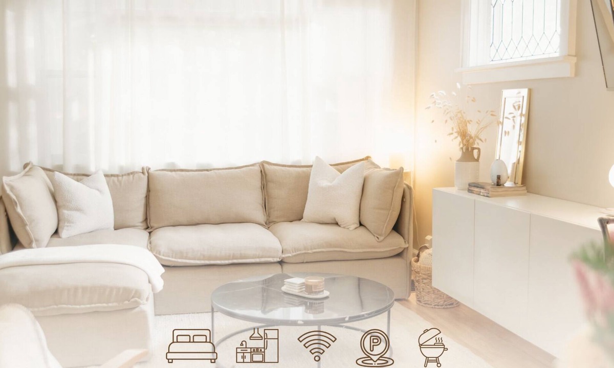 Belleville House | Cozy 3BR Family Stay Belleville | BBQ + Firepit| Backyard | Parking | Workspace