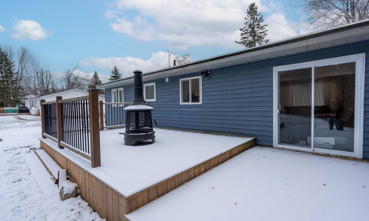 Fenelon Falls House | Cozy 3BR Home by Fenelon Falls | Firepit & Deck
