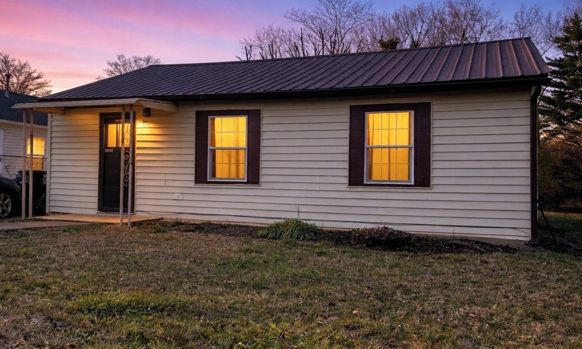 Athens House | Cozy 3BR Home, Patio + Firepit, Sleeps 6