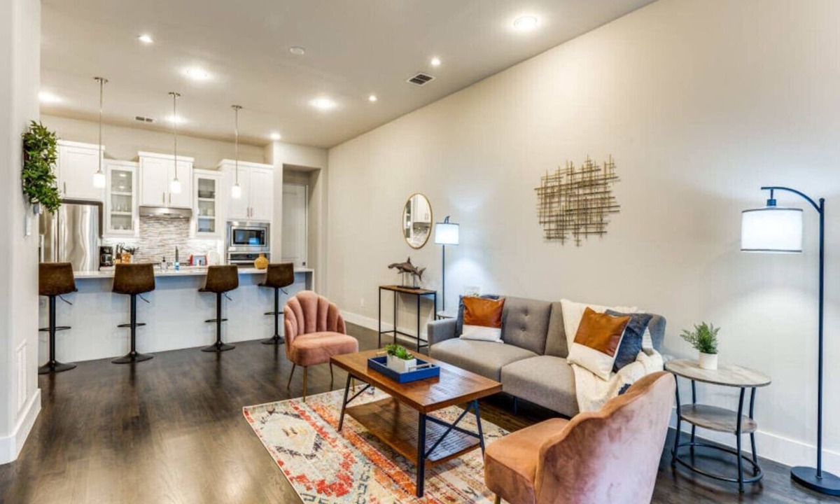 Old East Dallas Villa | Cozy 3BR Luxury Townhome Near Uptown Skyline
