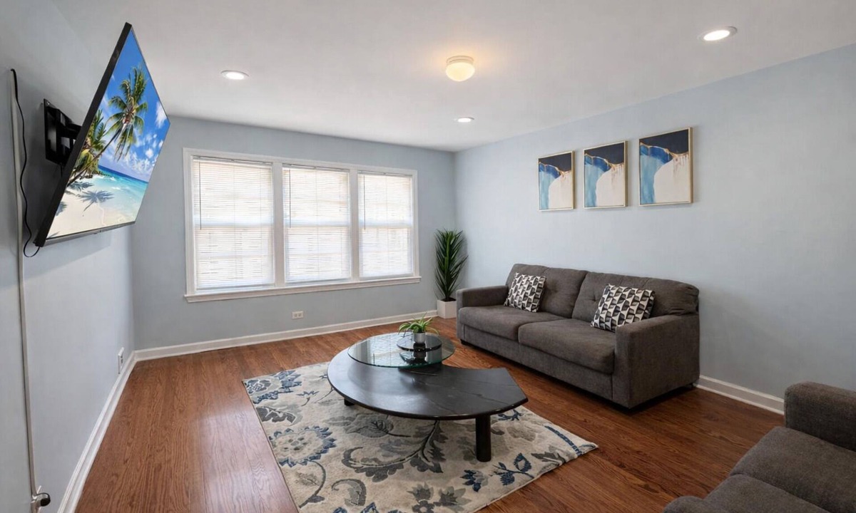West Ridge Apartment | Cozy 3BR with Parking Easy Access Lake Shore Dr