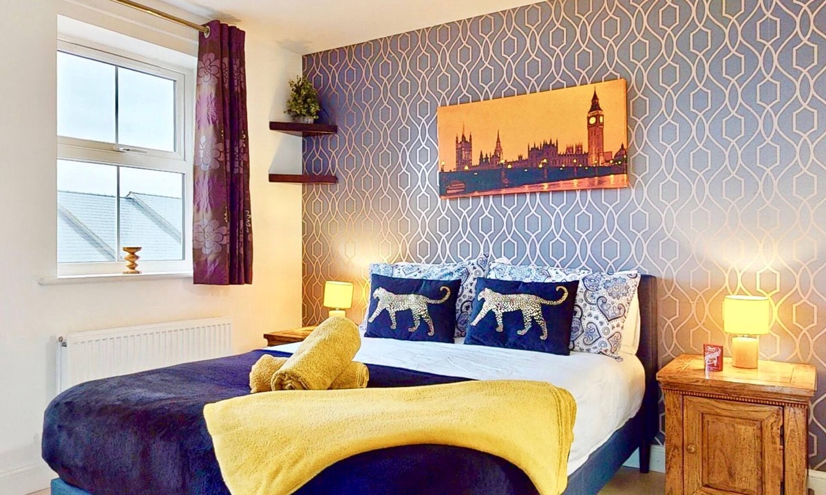 Dartford House | Cozy 4 Bed Home in Central Dartford with Parking