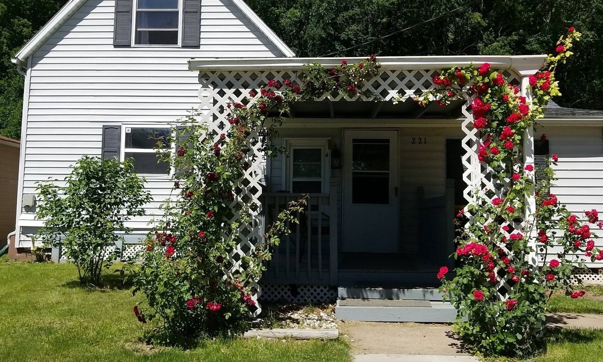 Cassville House | Cozy 4 bedroom 1.5 bath home. Walking distance from downtown. Pet friendly