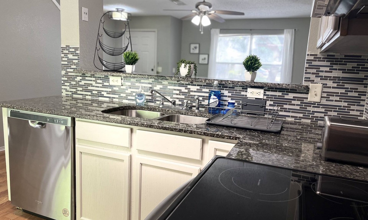 Glenn Heights House | Cozy 4-bedroom home with large backyard for pets.