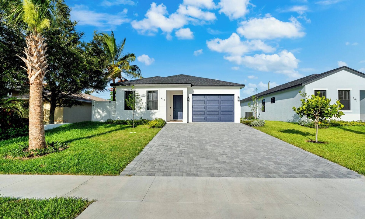 Lake Worth Corridor House | Cozy 4-bedroom home with AC and WiFi and more in delightful city of Greenacres