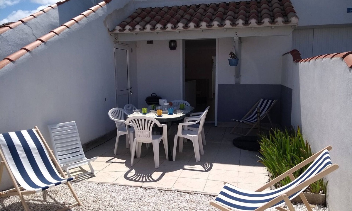 La Gueriniere House | Cozy 4-Room House, 300m from Beach – Terrace, BBQ, Sleeps 6, Free Cleaning, 2 Stars