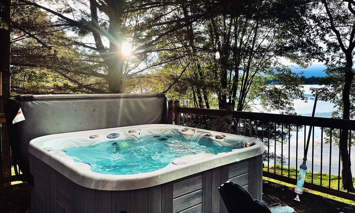 Port Stanton Cottage | Cozy 4 Season Cottage stunning sunsets on Sparrow Lake!(Pet friendly)New Hot Tub