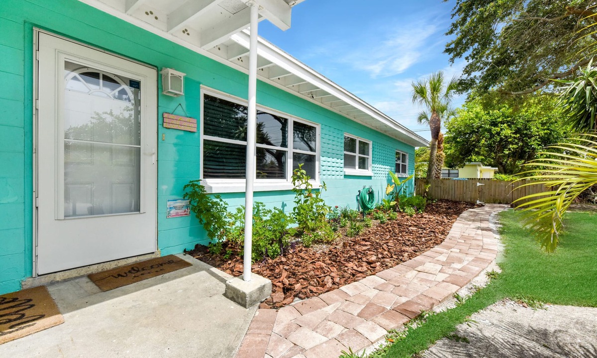 Port Canaveral House | Cozy 4Bd/2Ba House with 2 Kitchens, short walk to the beach