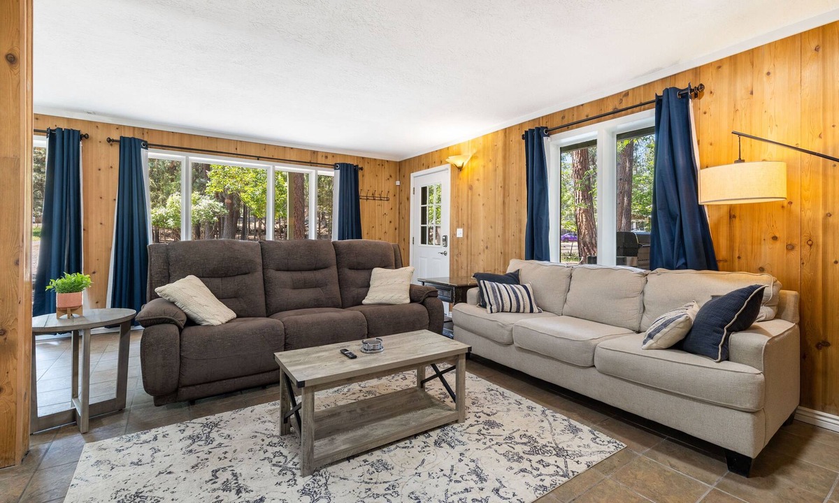 Bend Cabin | Cozy 4BDR Cabin in Bend- Sleeps 9!