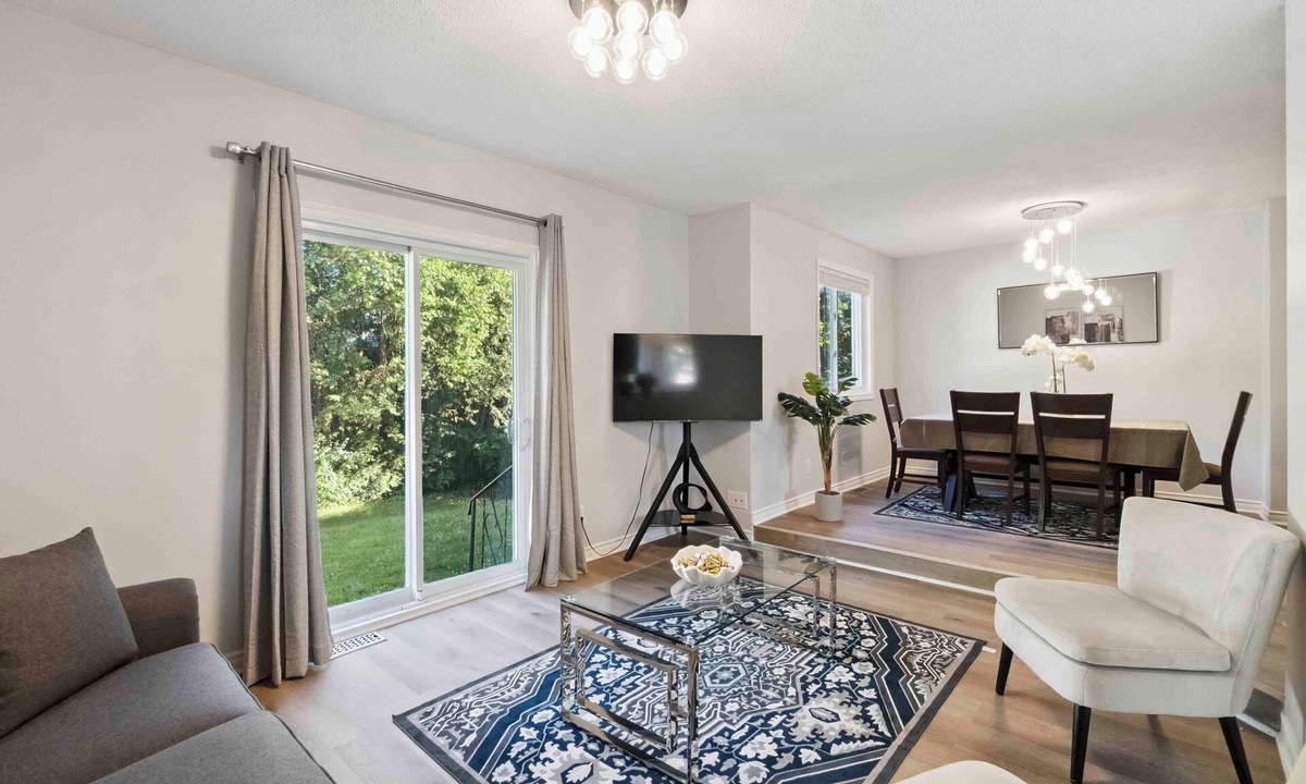 Ottawa Division House | Cozy 4BR, 5-Bed Retreat | Entire Barrhaven Home + Yard