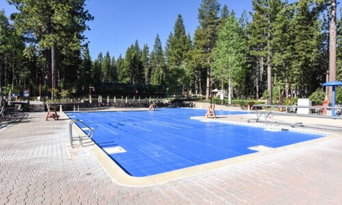 Truckee Hotel | Cozy 4BR Mountain Home | Deck, Hot Tub & Shuttle
