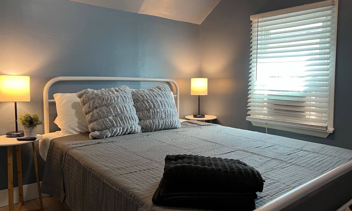 Niagara Falls House | Cozy 5 Bedrooms + 7 BEDS + SmartTVs in every room!