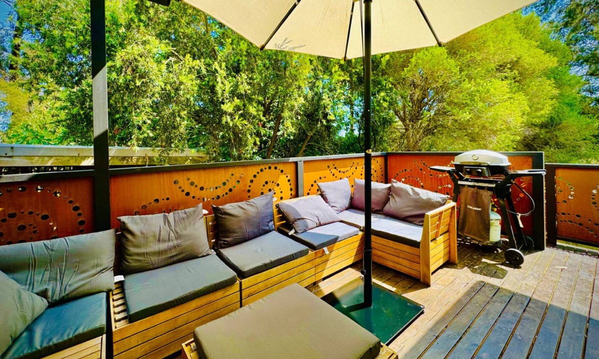 Ashwood House | Cozy 5 BR Parkside Home | King Bed + Rumpus