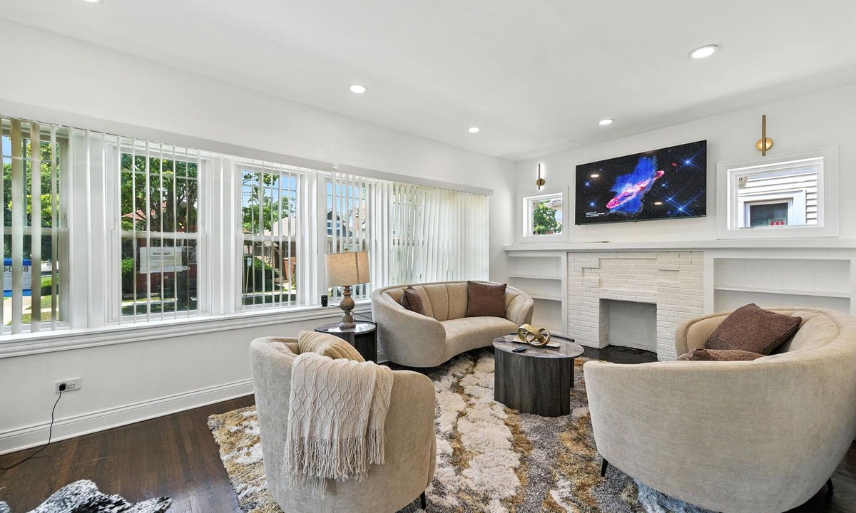 Avalon Park House | Cozy 5BR Chicago Retreat Sleeps 10