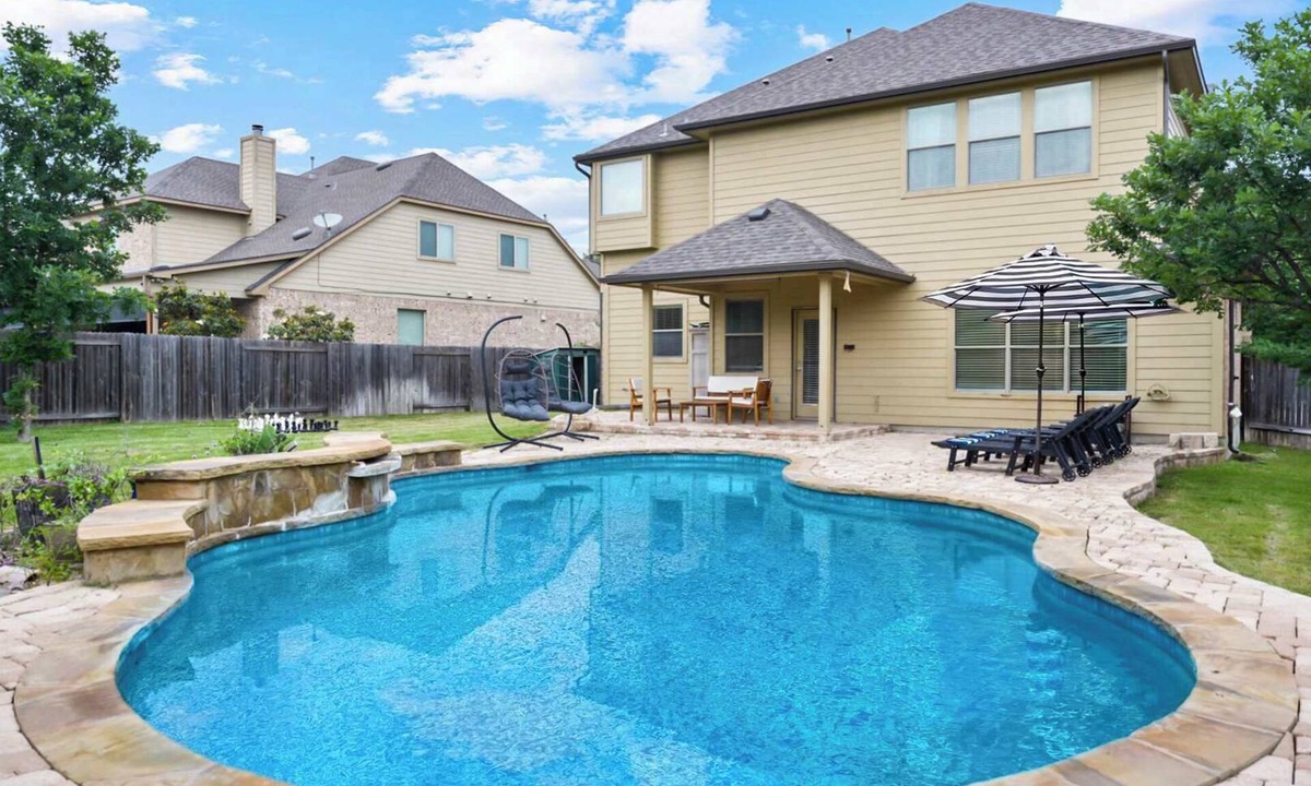 Pflugerville House | Cozy 5BR Getaway Pool Games Sleeps 18